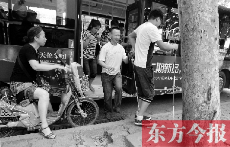 每到下車時，宋鵬（右一）和胡興開（右二）都很艱難，好在周圍的市民都挺照顧的
