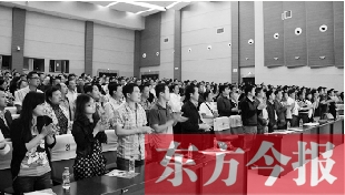 演員謝幕時，沒有觀眾離場，而是全部起立熱烈鼓掌