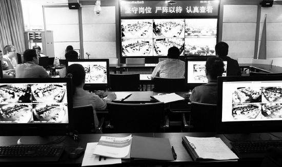 2013年高考首日，鄭州市國(guó)家考試考務(wù)指揮中心內(nèi)，工作人員通過(guò)監(jiān)控器遠(yuǎn)程監(jiān)考
