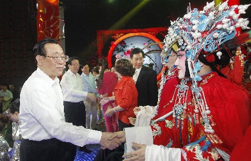 頒獎晚會結(jié)束后，王剛（左一）、郭庚茂（左二）、謝伏瞻（左三）上臺和演職人員握手