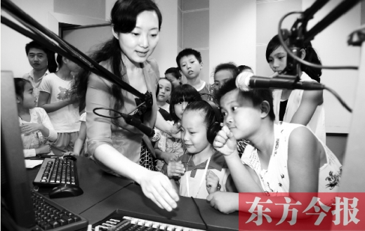 河南廣電全媒體小記者參觀河南電臺教育廣播樂活1066，體驗當主持人的樂趣