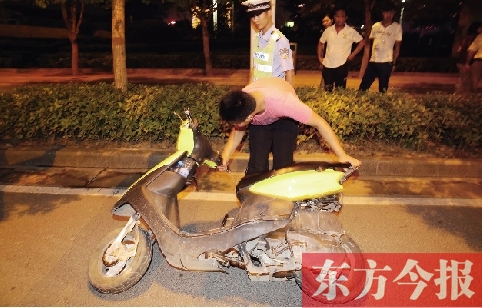 7月9日夜，鄭東新區(qū)街頭，鄭州市交巡警六大隊(duì)民警查住一輛“炸街”摩托車(chē)