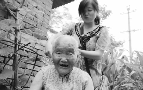 焦作市溫縣黃莊鎮(zhèn)南韓村的王吉氏老人，如今已是115歲高齡　