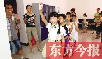 成長(zhǎng)訓(xùn)練營面試在東方今報(bào)發(fā)行中心舉行。圖為面試現(xiàn)場(chǎng)