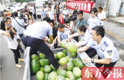過(guò)秤開(kāi)始，鄭州管城區(qū)城市管理執(zhí)法局等五局委共買(mǎi)了96500斤西瓜
