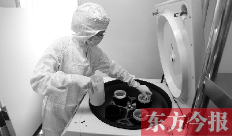 鄭州一專門儲存臍帶血的機構(gòu)，專業(yè)人員正在把臍帶血存放在儲藏箱里