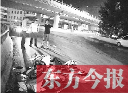 昨日凌晨3時，鄭州市區(qū)河醫(yī)立交橋下，交警在勘察現(xiàn)場