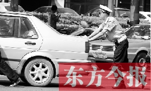 一輛車壞在了路中間，執(zhí)勤交警幫推車