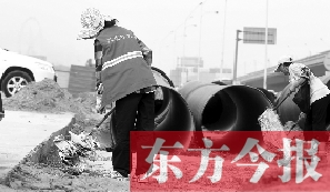 鄭州市鄭東新區(qū)，烈日下工作的環(huán)衛(wèi)工