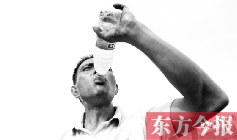 高溫天氣下，鄭州自來(lái)水搶險(xiǎn)工人老趙經(jīng)常是喝水趕不上出汗