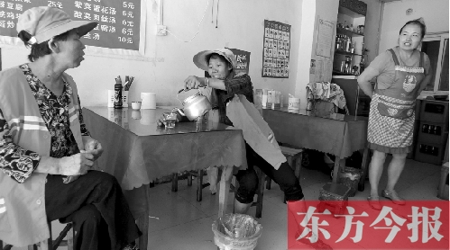 7月30日下午，鄭州市建設路一家面館老板毋女士，給兩位環(huán)衛(wèi)工端水解暑