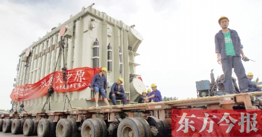 天降大雨，加大了行走的難度，工人們用支桿頂起沿途的電纜