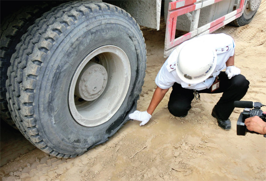 8月3日，棉紡路與六廠前街交叉口附近一輛水泥罐車(chē)突然爆胎，路邊一輛電動(dòng)車(chē)被沖擊波震翻報(bào)廢