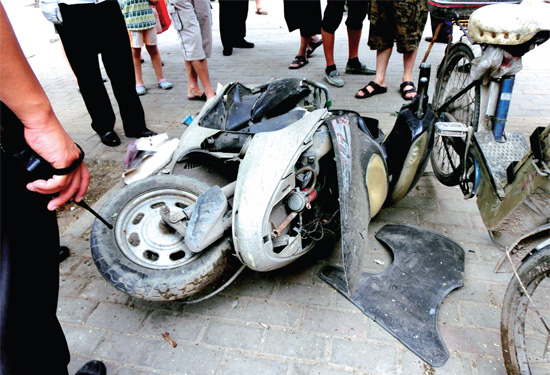 8月3日，棉紡路與六廠前街交叉口附近一輛水泥罐車(chē)突然爆胎，路邊一輛電動(dòng)車(chē)被沖擊波震翻報(bào)廢