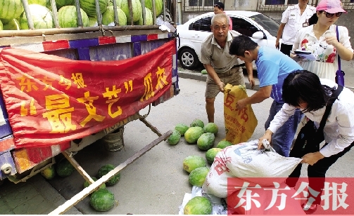 昨日，得知“最文藝瓜農(nóng)”祁老漢（左一）被困，市民紛紛購愛心瓜