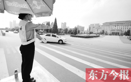 昨日，駐馬店市開源大道，女交警冒高溫指揮交通