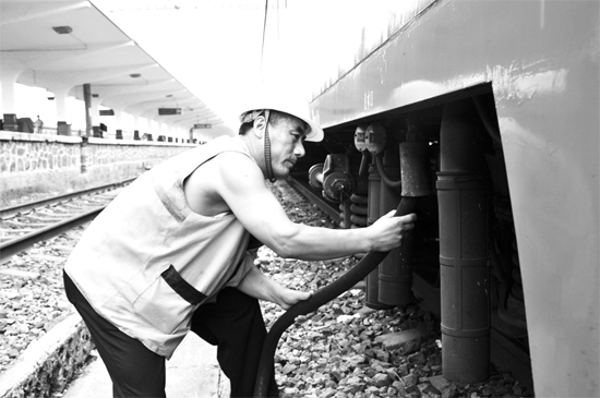 昨日，商丘火車站給水員在烈日下工作