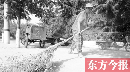 昨天下午4點(diǎn)，新鄭市溱水路，64歲的陳明花正在打掃衛(wèi)生，這一段曾是靳春波負(fù)責(zé)的路段