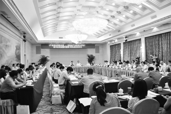 產業(yè)集聚區(qū)會議現(xiàn)場，各位專家學者對河南產業(yè)集聚區(qū)的發(fā)展建言獻策