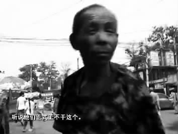 視頻中的男子面對(duì)鏡頭發(fā)泄心中的不滿(mǎn)：不合理，明擺著剝削人