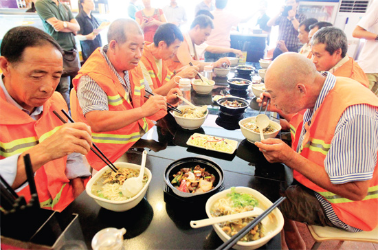 8月18日中午，鄭州市商城路一家飯店邀請(qǐng)33位一線環(huán)衛(wèi)工免費(fèi)吃頓飯