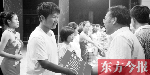 8月25日，河南電視臺8號演播廳，寒門學(xué)子每人拿到了5000元助學(xué)金