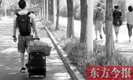 滿載著家人的希望，沿著學(xué)校的路標(biāo)，鄭州大學(xué)新生入學(xué)了，一位新生自己帶著行李來(lái)報(bào)到