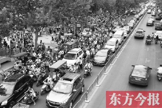 鄭州市城東路上，因?yàn)楦浇鼉伤W(xué)開學(xué)，造成交通大擁堵