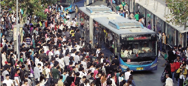 鄭州火車站，等候公交車的人們 東方今報記者 劉棟杰圖