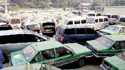 國慶期間，鄭州市客運(yùn)管理處查處的大批非法營運(yùn)車輛