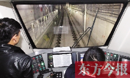 為了地鐵一號(hào)線在年底按期投入試運(yùn)營，大家正在緊張調(diào)試