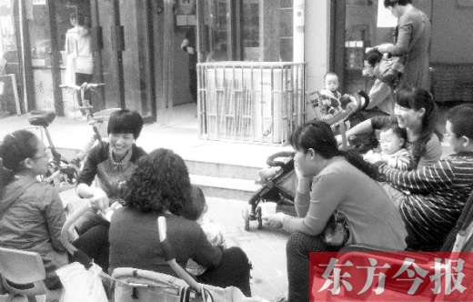 鄭州未來路附近的一家小兒推拿店，等待為孩子做推拿的家長在門口排起了隊(duì)