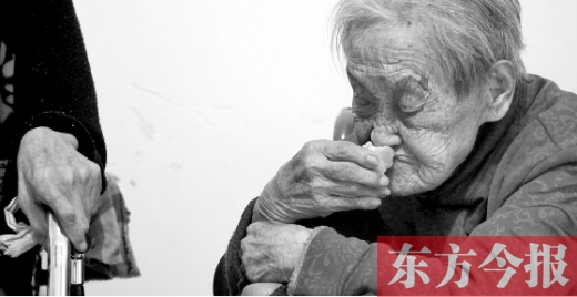 在鄭州惠濟(jì)區(qū)紅樹林老年療養(yǎng)院內(nèi)，一位老人在吃蛋糕