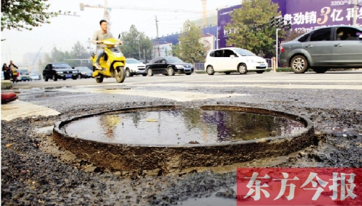 鄭州市航海路與興華南街交叉口當(dāng)中，一處突出地面的窨井口隨時(shí)“伏擊”著粗心的路人