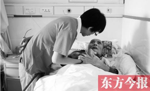 10月11日，鄭州愛馨養(yǎng)老集團。護工對老人無微不至地關(guān)懷照顧