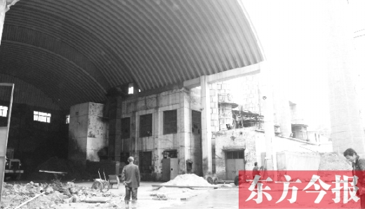 黃委會燃煤鍋爐房里幾臺機器正“整裝待發(fā)”，大煙囪拆除難