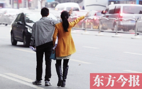 昨日下午5時30分，鄭州市花園路口公交站，一對青年正焦急等車