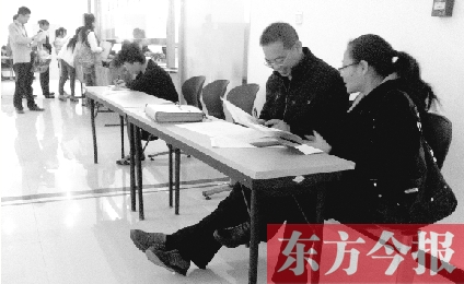 　　10月16日，鄭州市社保中心辦事大廳，新增的桌椅方便了前來辦理手續(xù)的市民