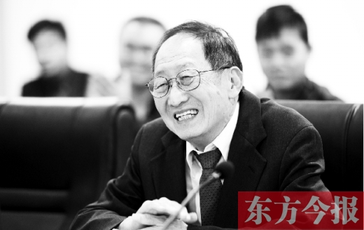 10月24日，美籍華人、諾貝爾物理學(xué)獎(jiǎng)獲得者崔琦先生來(lái)鄭訪問(wèn)