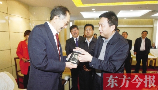 東方今報社社長趙國平（右）向崔琦先生（左）轉(zhuǎn)贈一份特殊的禮物，這份禮物東方今報記者珍藏了15年