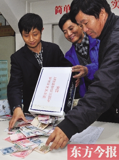 11月2日，鄭州眾多出租車司機(jī)為成都身患重病的的哥鄺德生募捐