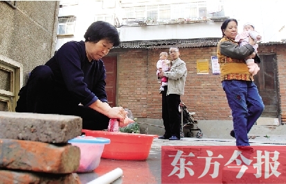 停水期間，一個水龍頭，12戶居民交替使用