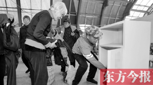 11月5日，孫德坤把棉衣送到今報的一處“愛有所衣”站點