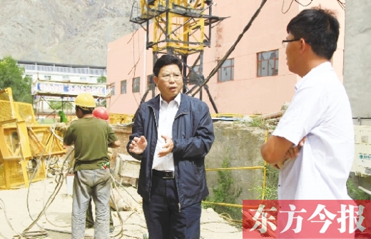 新鄉(xiāng)市援疆前方指揮部指揮長、伊吾縣委副書記鄭援越（中）深入一線調研