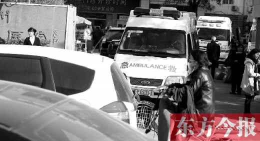 馬路上的機動車越來越多，臨著大路鄭州市第一人民醫(yī)院門口，出急診的救護(hù)車常常遭遇堵車