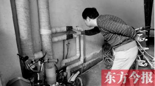 11月11日，一位市民在查看自己的熱計(jì)量表