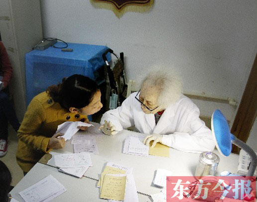 昨日，97歲的“醫(yī)生奶奶”胡佩蘭在給患者看病