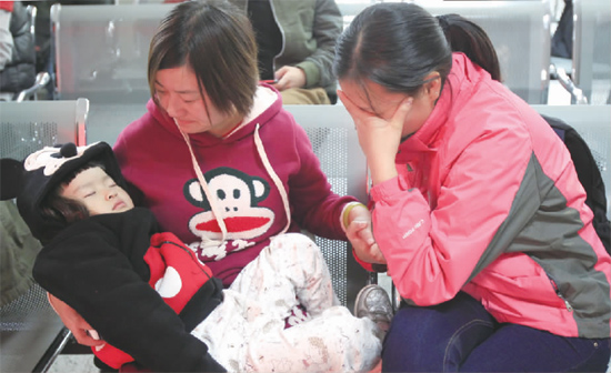 昨日，9時35分，堅守在手術(shù)室外的嘟嘟在媽媽懷里睡著了，因被眼前的真情觸動，今報記者趙丹流下了眼淚
