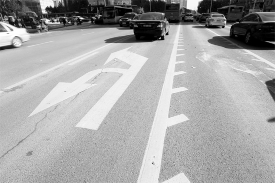 昨日，鄭州市金水路未來路口的“魚刺”車道，好多司機不知道咋走