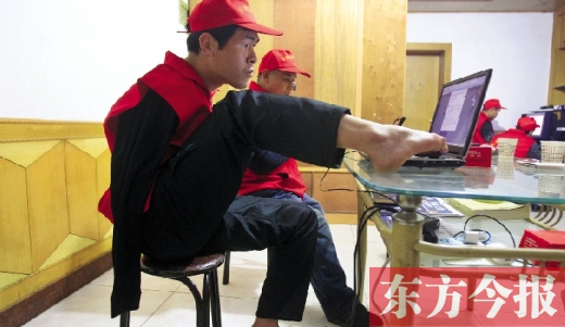 12月2日，一名“豫殘聯(lián)盟”志愿者正通過網(wǎng)絡(luò)、微博等聯(lián)絡(luò)著各地殘疾人朋友 東方今報首席記者 張曉冬